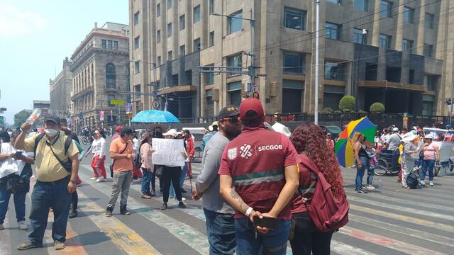 Comerciantes ambulantes bloquean Eje Central y Juárez CDMX