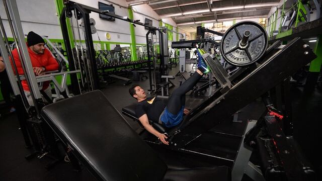 Hombres en el gimnasio