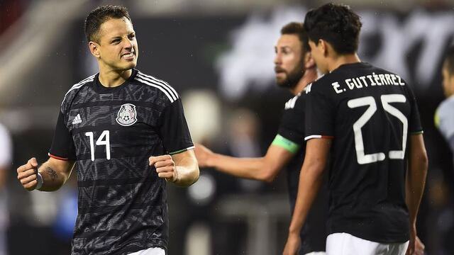 Javier Hernández festeja gol con el Tri.