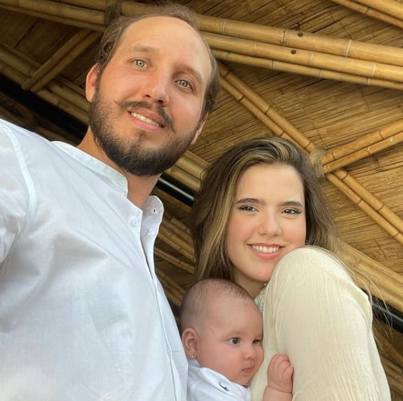 Camila Fernández junto a su familia