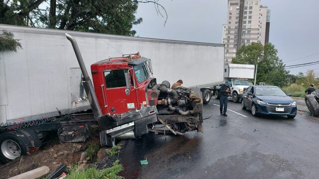 Tractocamión pierde el control y choca contra 3 autos en la alcaldía Álvaro Obregón