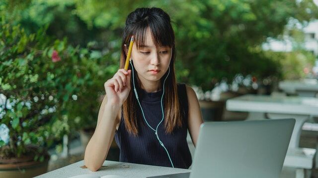 Alumna tomando clase online.