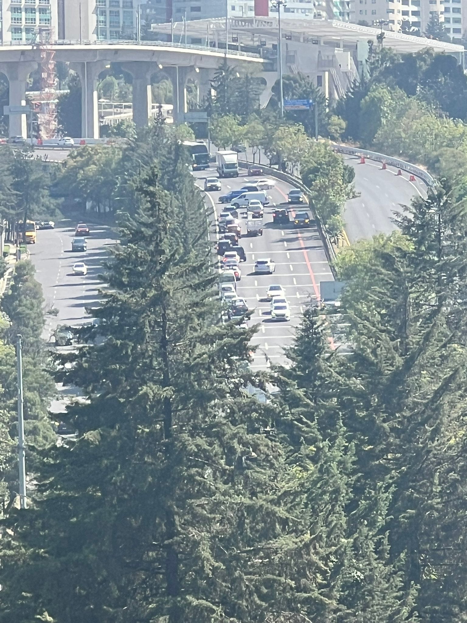 Tráfico en autopista México-Toluca por incendio en Santa Fe