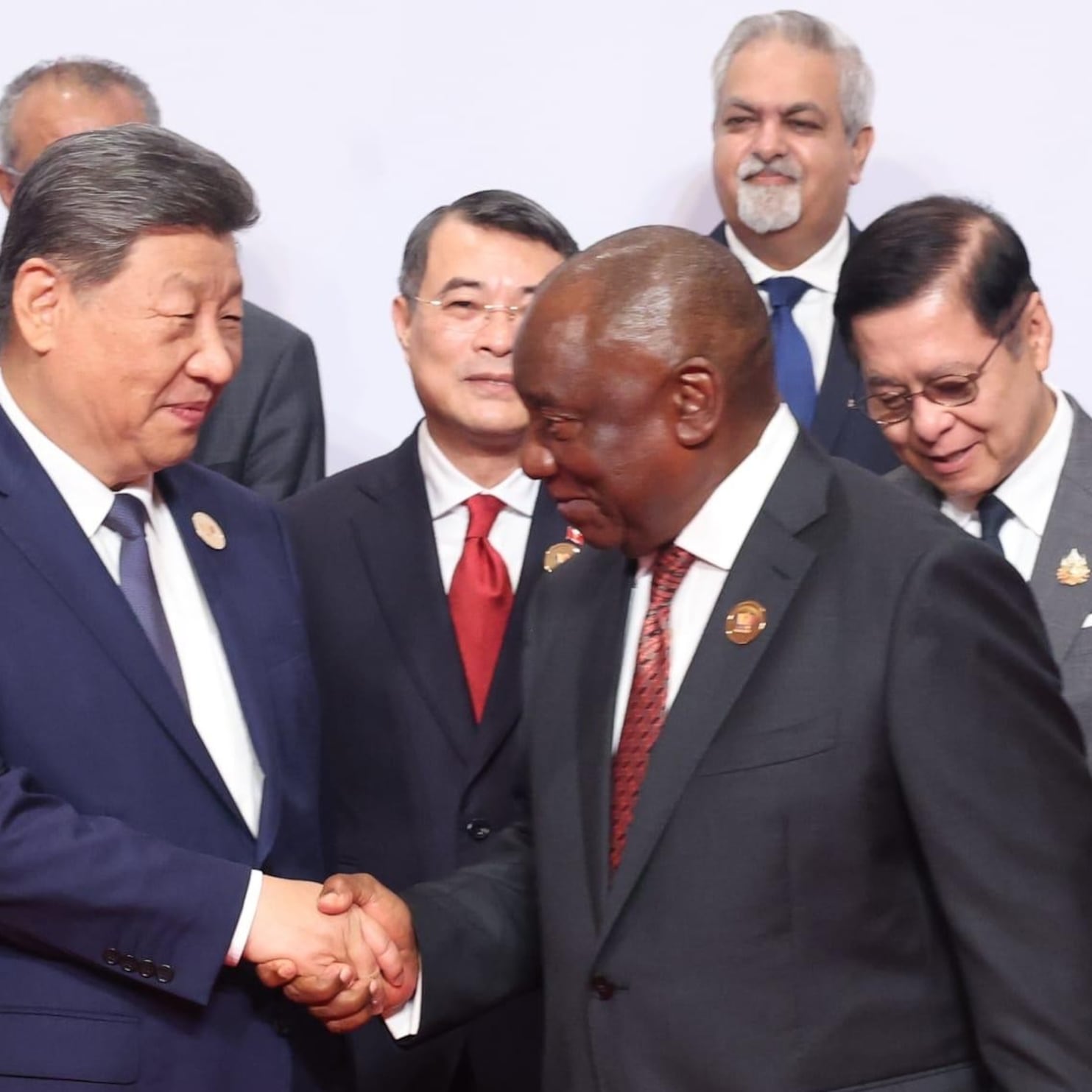 Cyril Ramaphosa enferma tras la cumbre de los BRICS en India; Xi Jinping también genera rumores