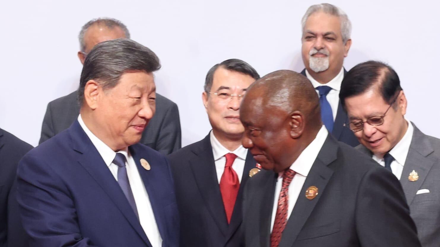 Cyril Ramaphosa enferma tras la cumbre de los BRICS en India; Xi Jinping también genera rumores