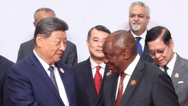 Cyril Ramaphosa enferma tras la cumbre de los BRICS en India; Xi Jinping también genera rumores