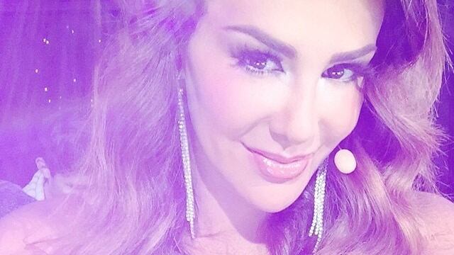 El empresario asegura que es tanta la ignorancia de Ninel que ésta le pedía a sus empleadas que llenarán los cheques porque ella no sabía hacerlo. 