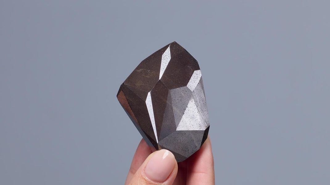 El diamante negro ‘Enigma’ es vendido en más de 83 millones de pesos