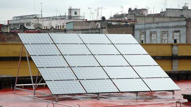 Celdas solares para iluminación se encuentran colocadas en el techo del Instituto de Ciencia y Tecnología del Distrito Federal.