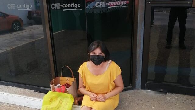 CFE: Mujer se encadena frente a oficina en Villahermosa, Tabasco, por servicio eléctrico