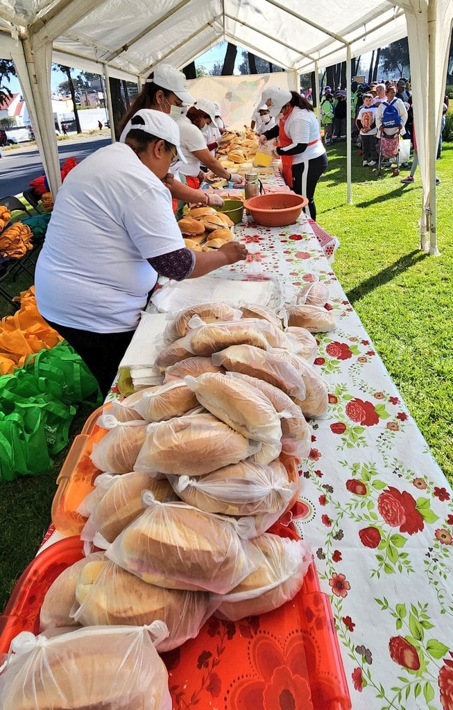 Llevan comida a la Basílica de Guadalupe