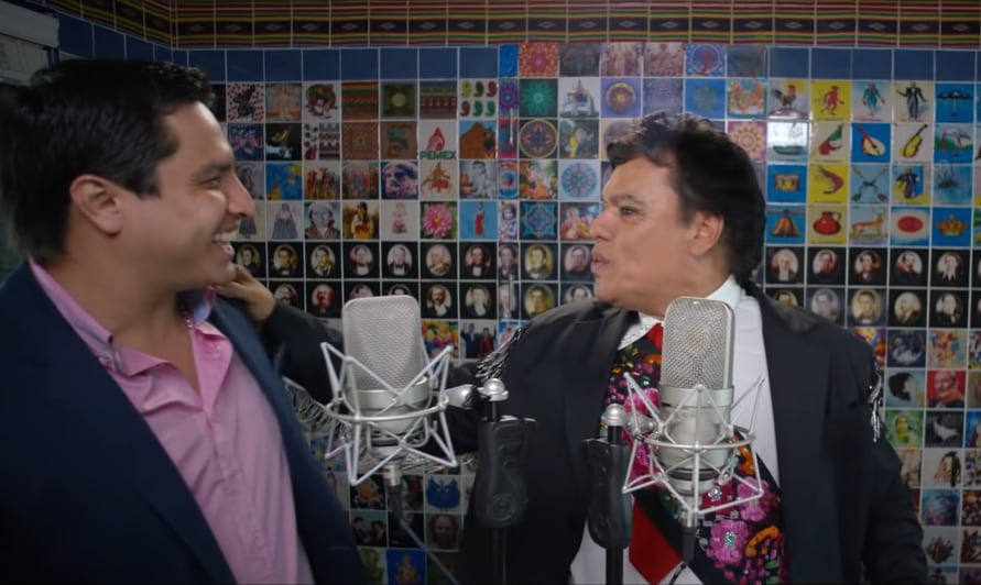 Juan Gabriel y Julión Álvarez en el video de 'La Frontera'.