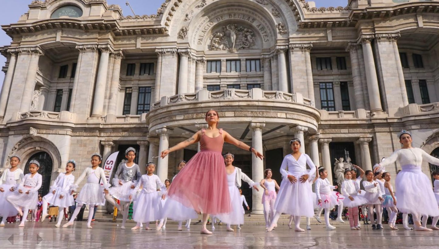 El Cascanueces de PILARES en la explanada de Palacio de Bellas Artes