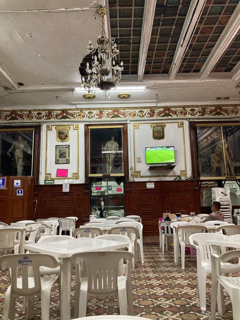 Clausuran la cantina La Faena en CDMX