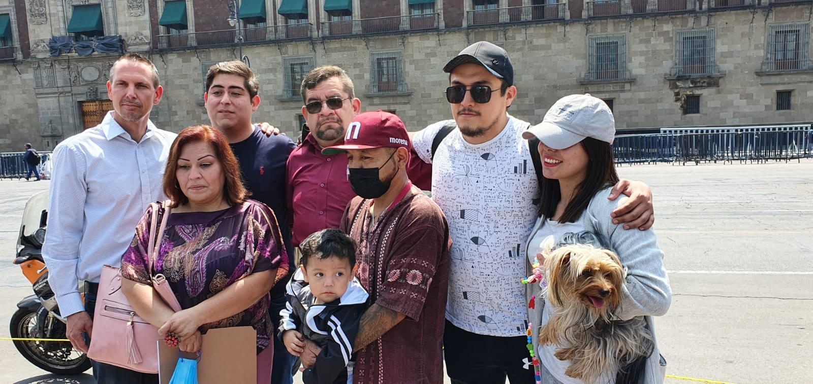 Manuel con Bryan LeBarón, su esposa Itzel y 'El Mijis'