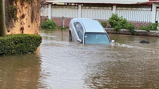Mega fuga del Sistema Cutzamala inunda casas y provoca socavón en Ecatepec