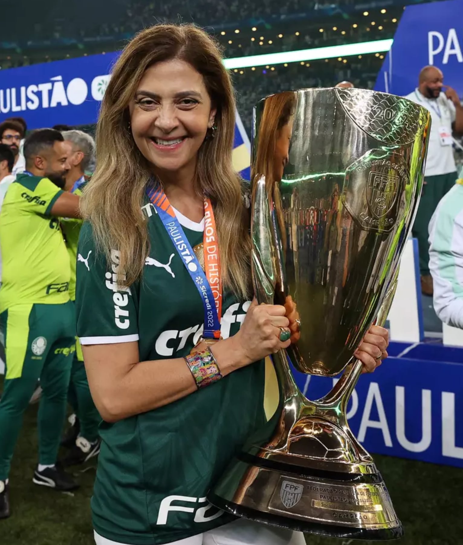 Leila Pereira con la copa del Campeonato Paulista