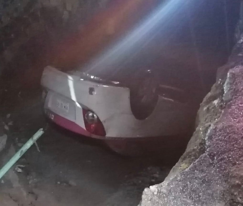 Taxi cae en socavón en Iztapalapa