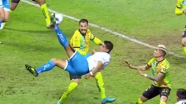 Guillermo Martínez Ayala se lució con una espectacular chilena que le dio el empate al Club Puebla.