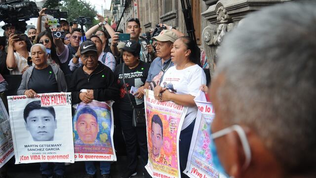 Claudia Sheinbaum se reúne con papás de los 43 normalistas de Ayotzinapa