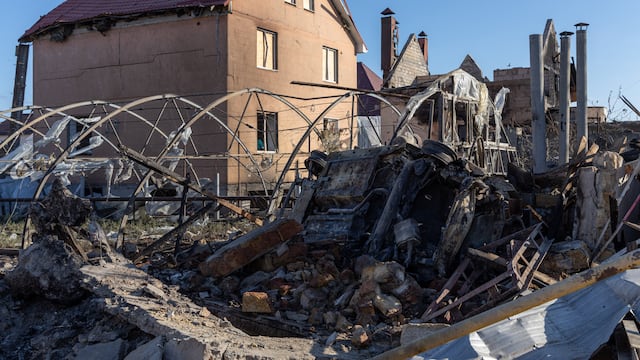 Vehículo destruido tras ataque ruso en Ucrania