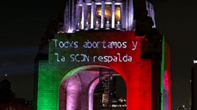 Mensajes a favor del aborto en el Monumento a la Revolución