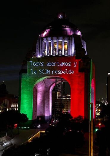Mensajes a favor del aborto en el Monumento a la Revolución