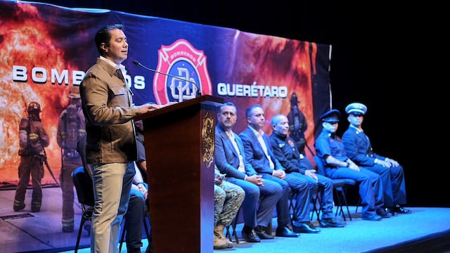 Felifer Macías conmemora Día del Bombero en Querétaro