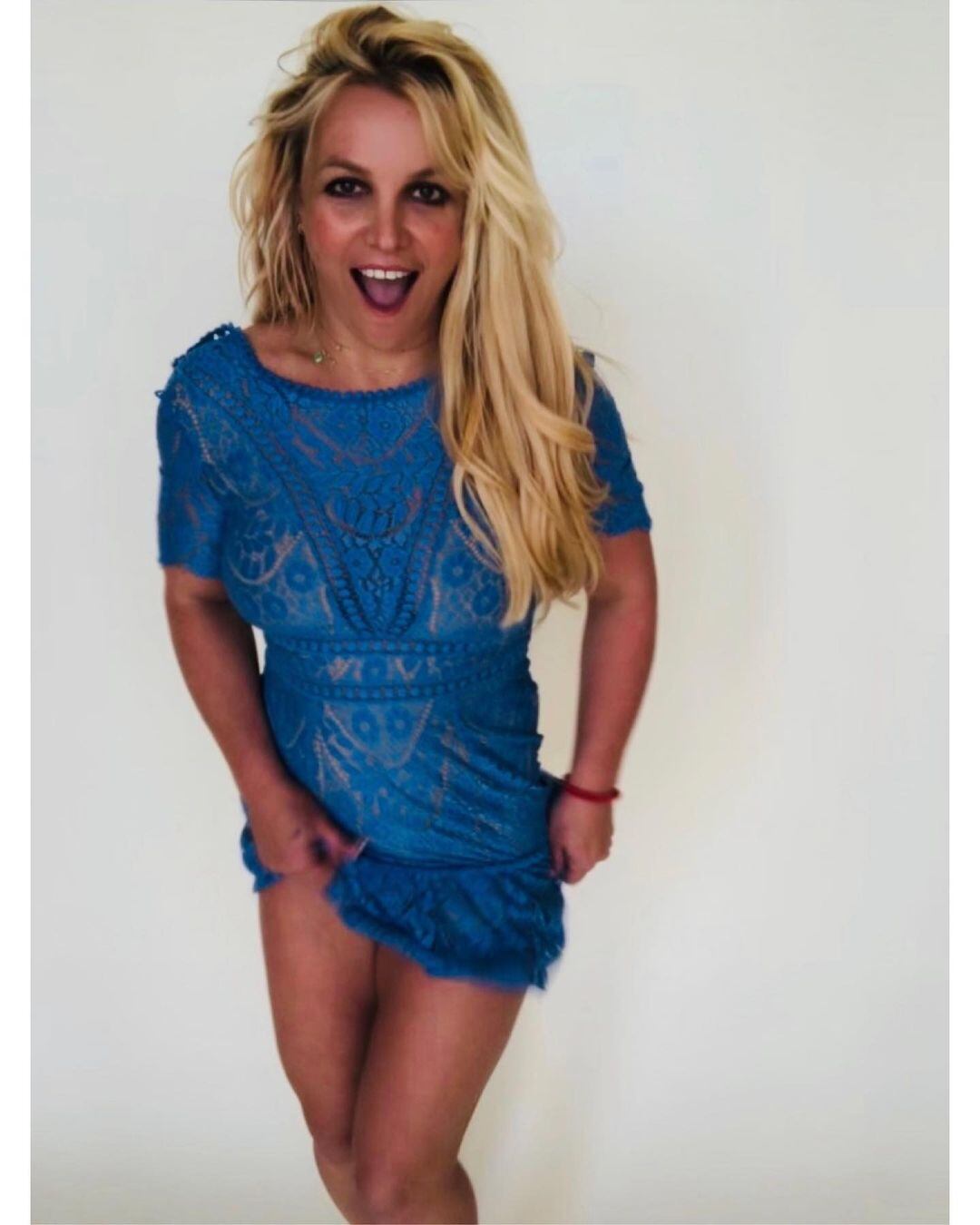 La cantante Britney Spears con vestido azul.