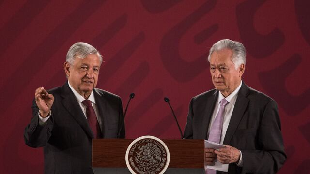 López Obrador con el director de la CFE, Manuel Bartlett