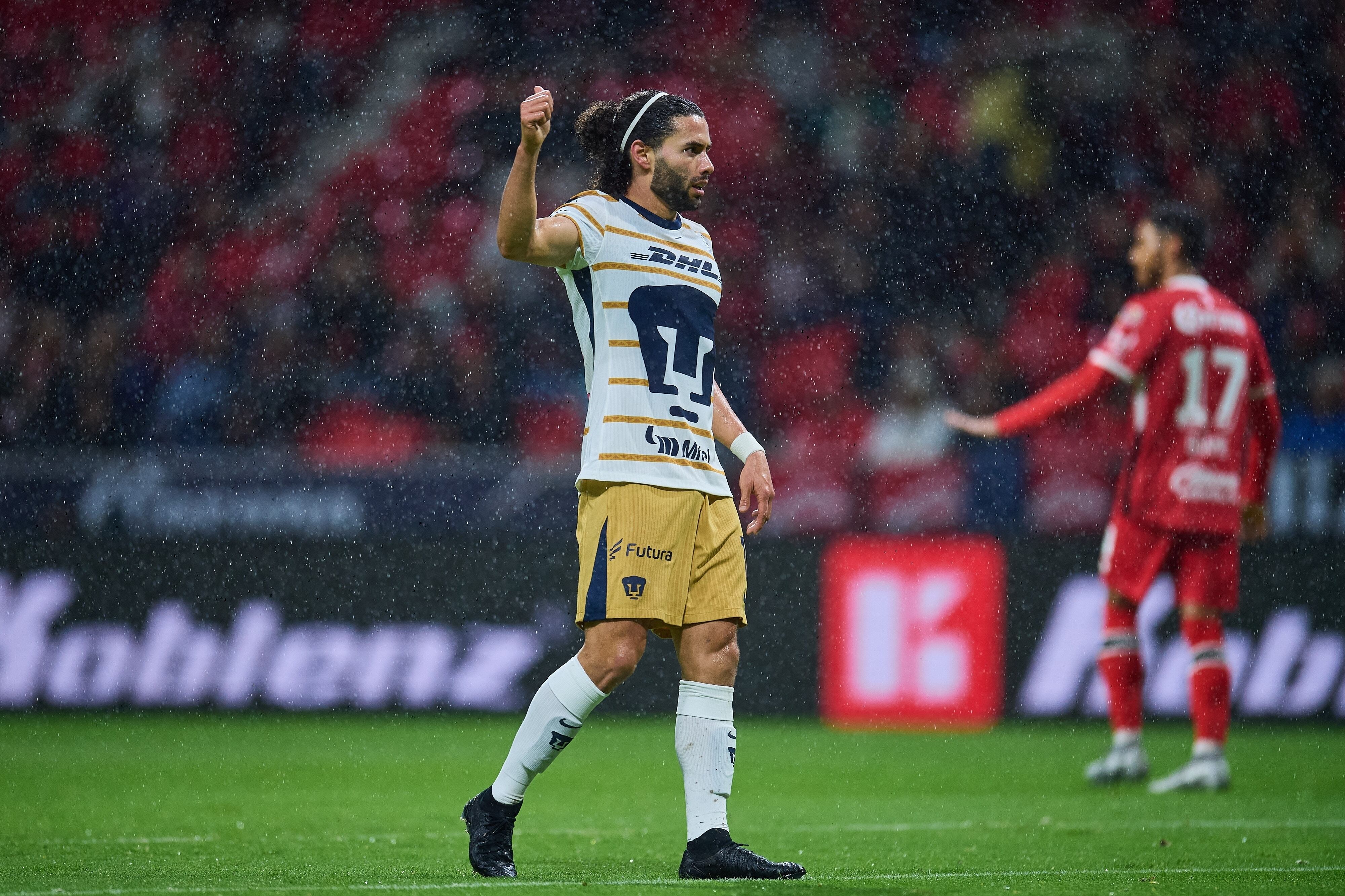 El ridículo error de Tiago Volpi que aprovechó el Chino Huerta en el Toluca vs Pumas