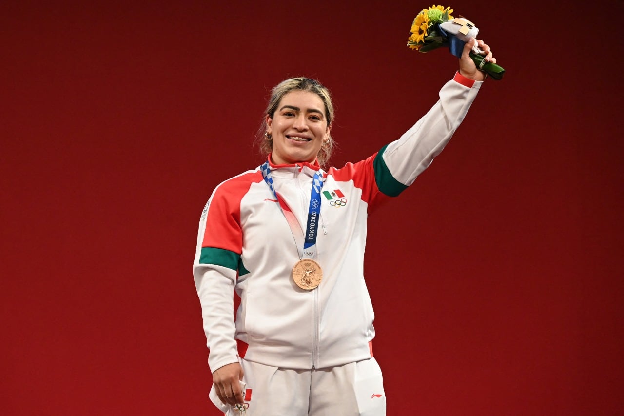 Aremi Fuentes con la medalla de bronce