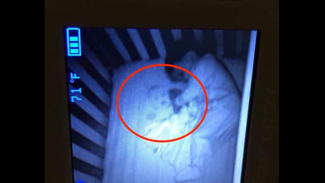Descubre que su hijo dormía junto a un bebé fantasma.