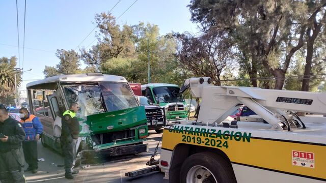 Choca microbús contra poste en la alcaldía de Gustavo A. Madero