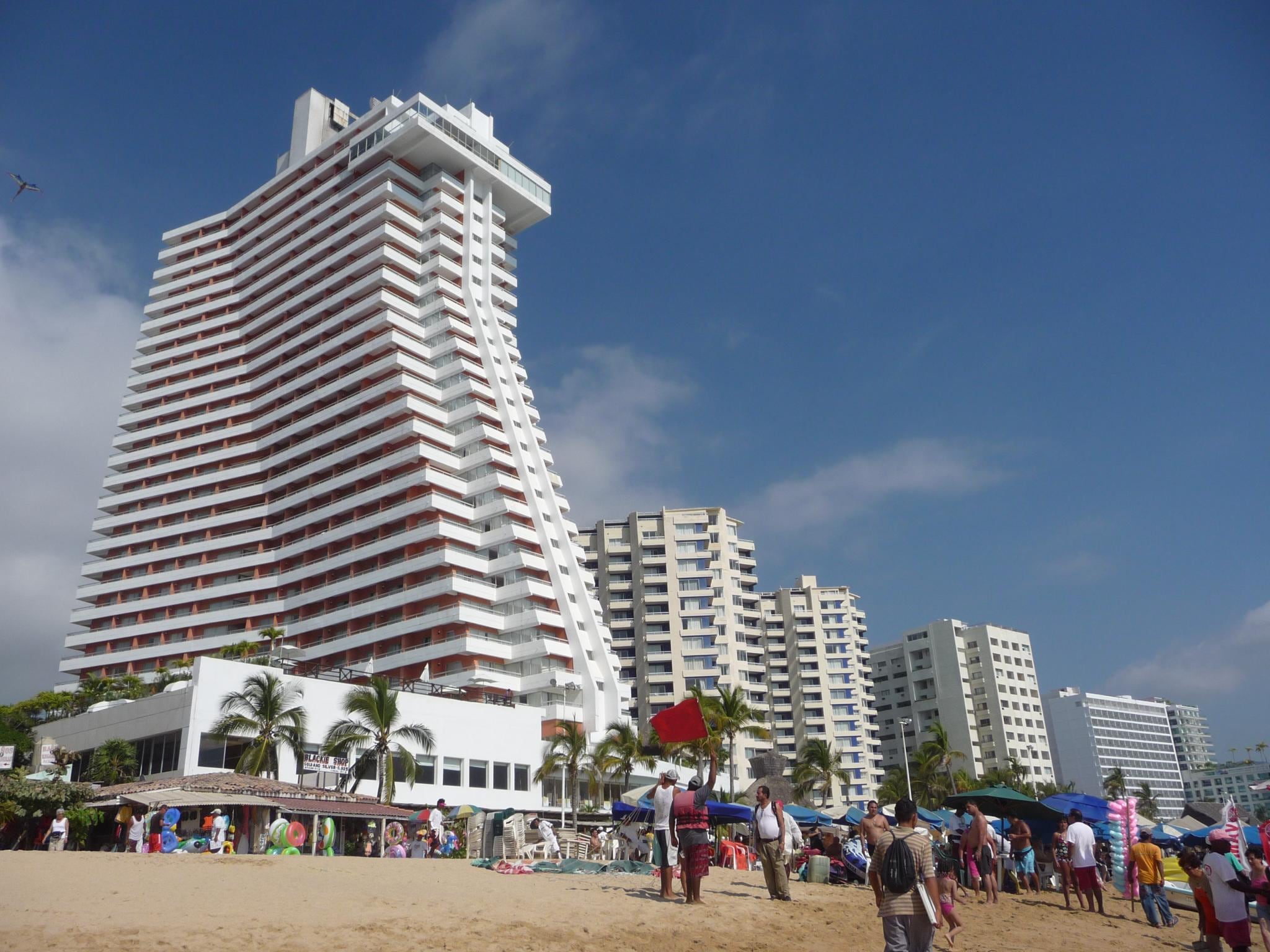 Mujer cayó de segundo piso de hotel en Acapulco por sismo de hoy