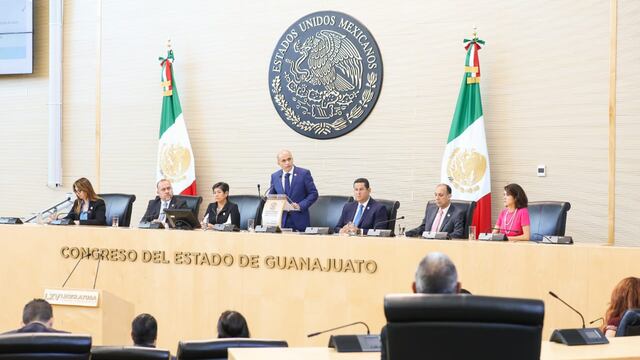 Diego Sinhue asiste a la sesión de instalación y apertura del Primer Periodo Ordinario de Sesiones del Congreso del Estado de Guanajuato