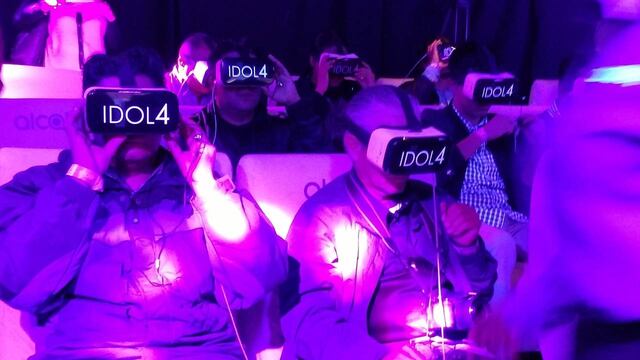 Los asistentes probando el equipo de Realidad Virtual de Alcatel.
