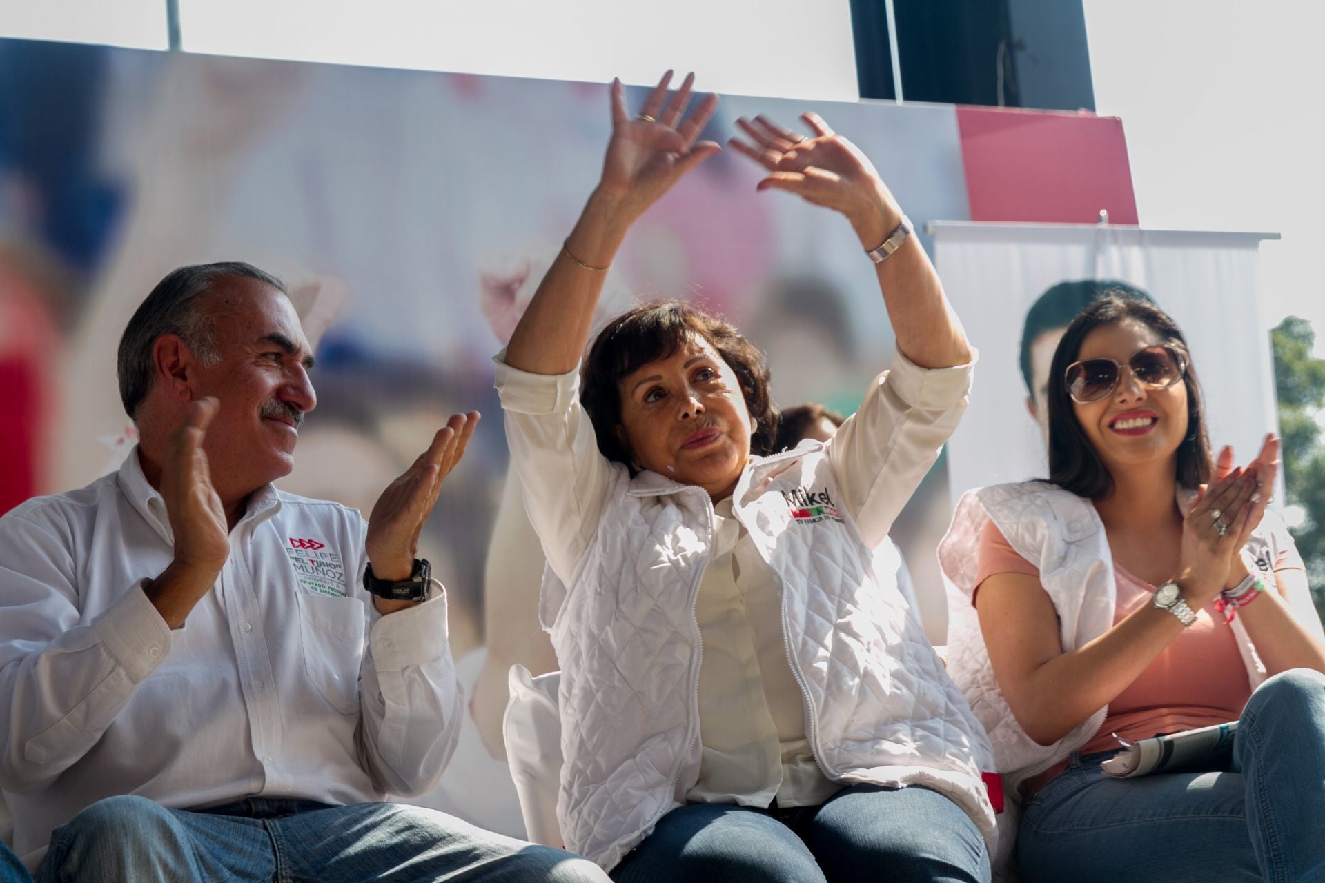 Alejandra Barios (centro)