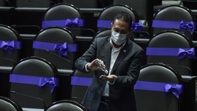 Diputados usaron gel antibacterial en la sesión de este 18 de marzo.