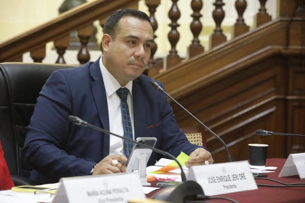 Presidente interino de Perú expulsa a Karla Ornelas