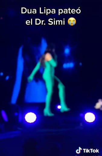 Dua Lipa patea a un Dr. Simi