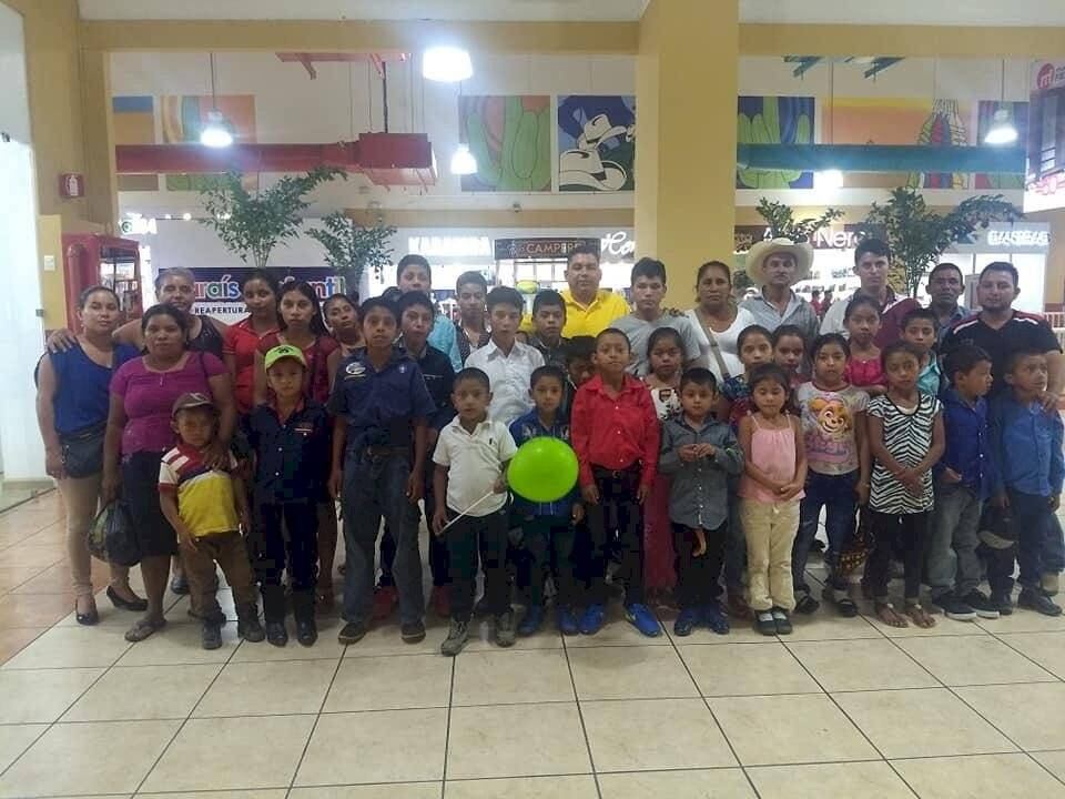 Alumnos de la Escuela Oficial Rural Mixta de Guatemala.