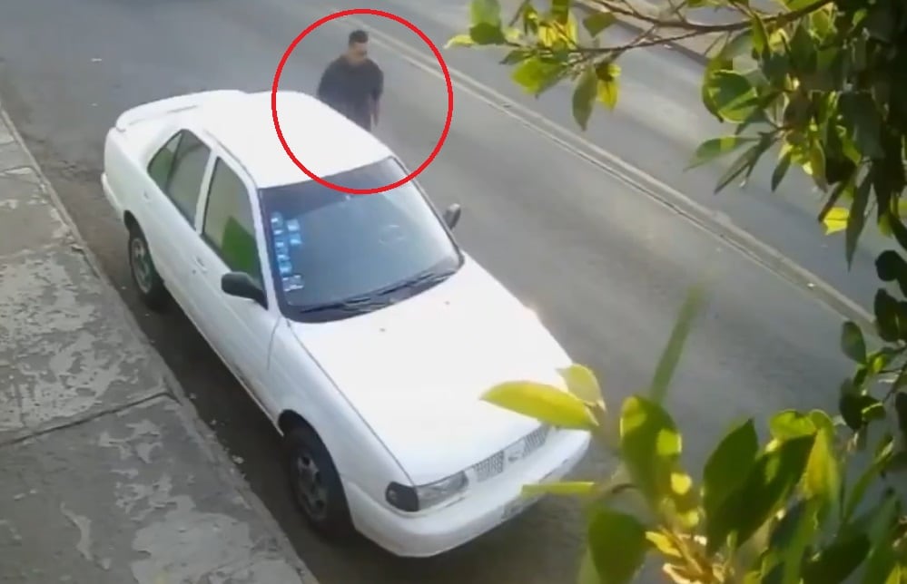 hombre que mordió el glúteo a mujer en Celaya, Guanajuato huyendo