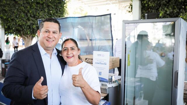 Diego Sinhue Rodríguez coloca primera piedra de hospital
