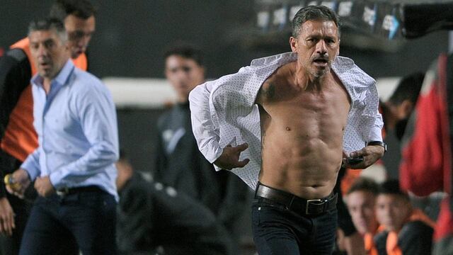 Nelson Vivas se volvió loco al ver la tarjeta roja.