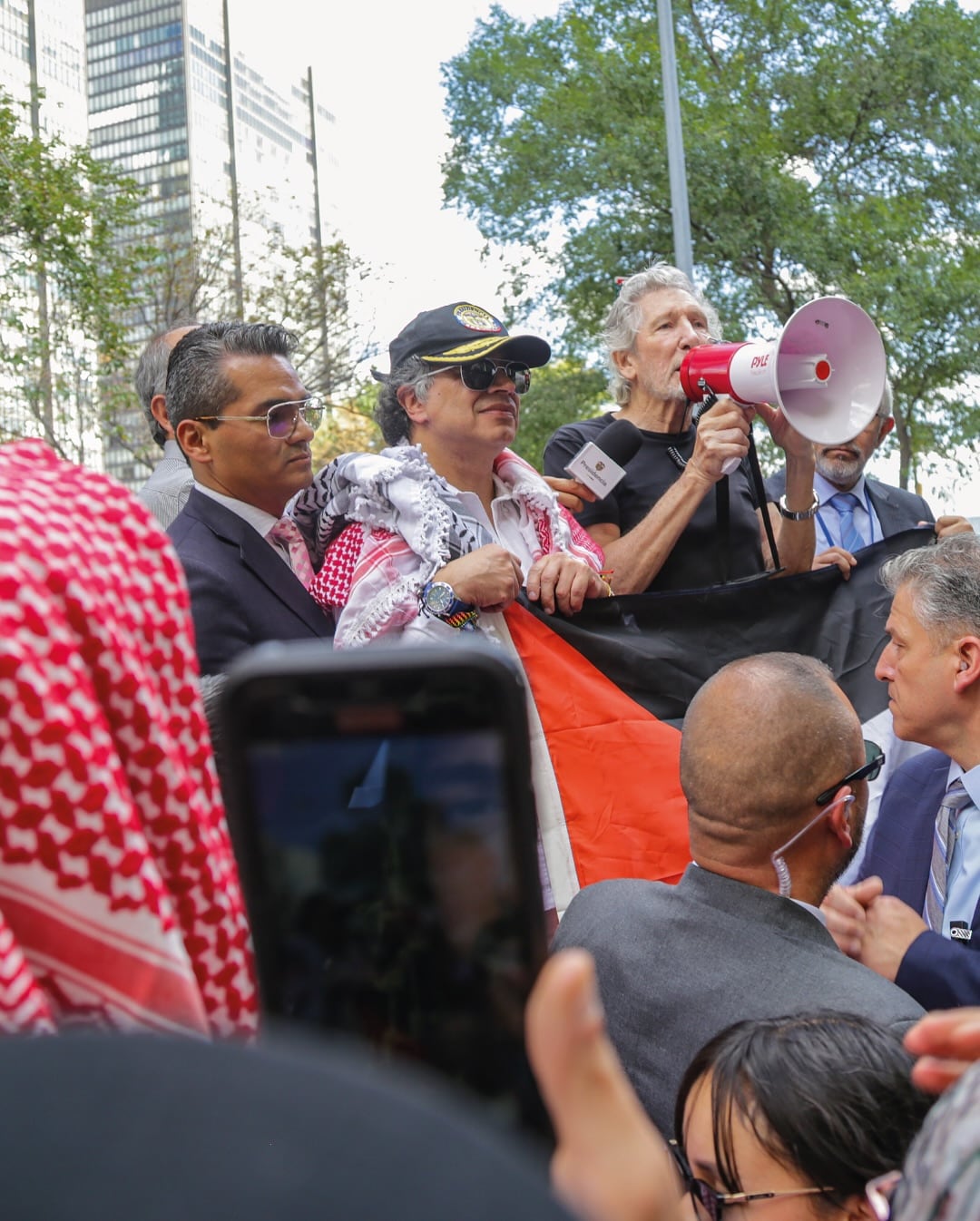 Roger Waters y Gustavo Petro participan en manifestación en Nueva York