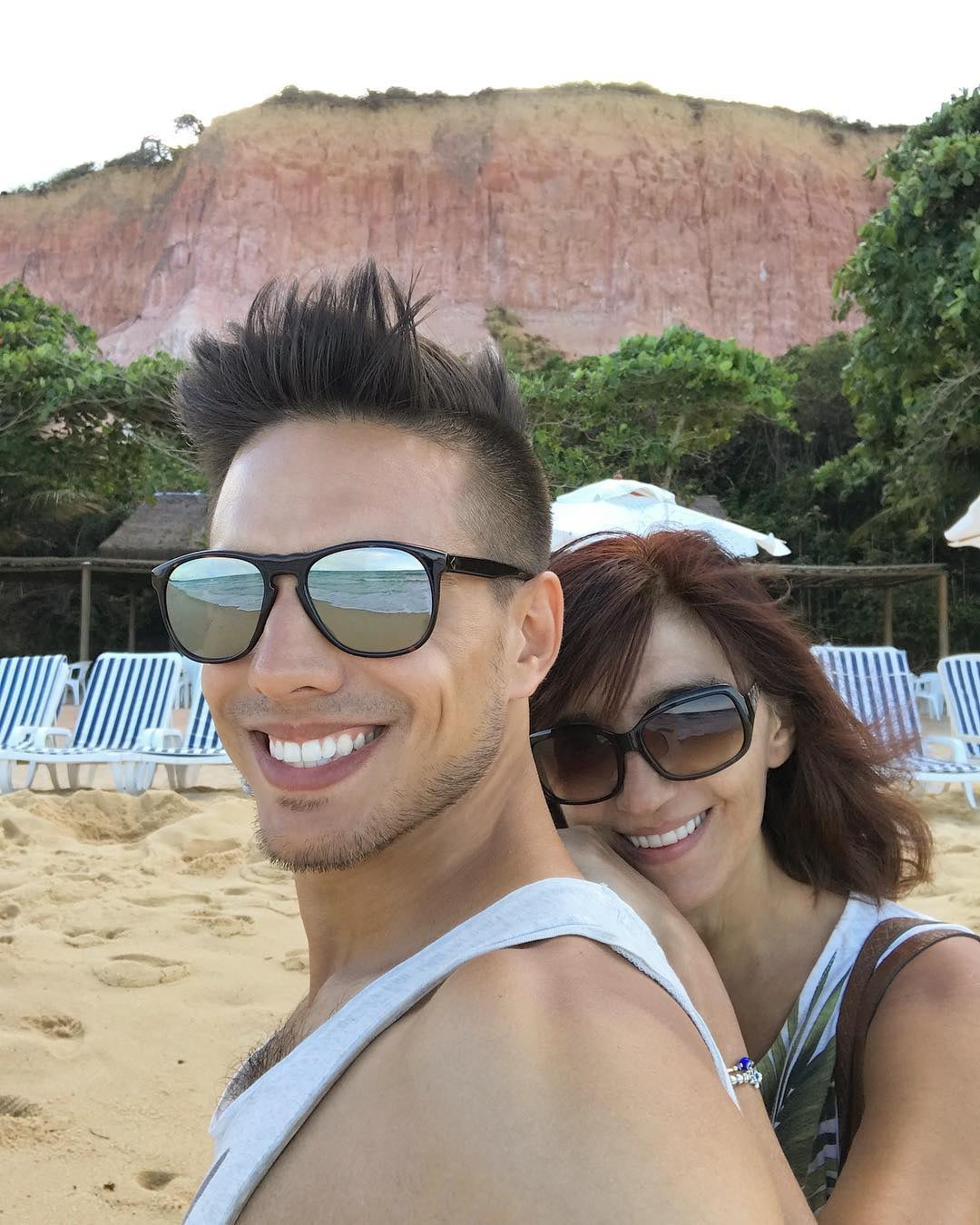 Vadhir Derbez junto a su mamá Silvana