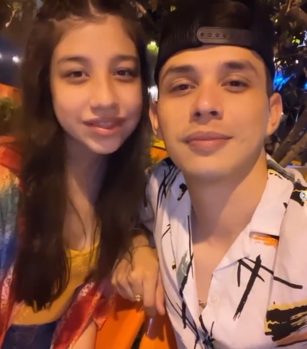 Carlos Parra con su hermana menor Luna.