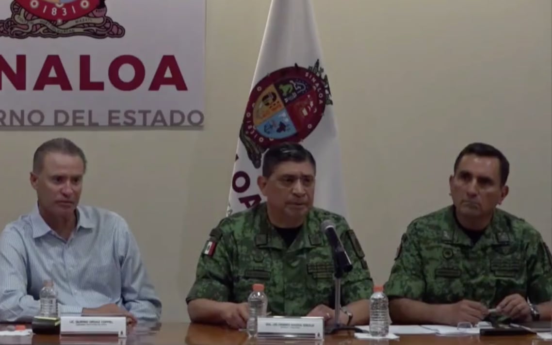 El secretario Sandoval responde preguntas de la prensa