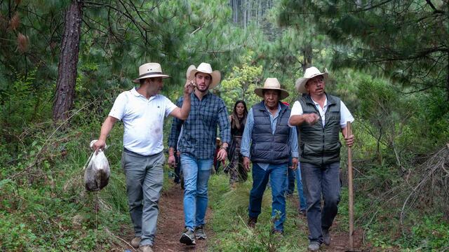 Pepe Couttolenc, líder del Partido Verde, al centro